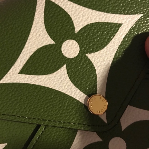 Louis Vuitton - Picture 5 of 10